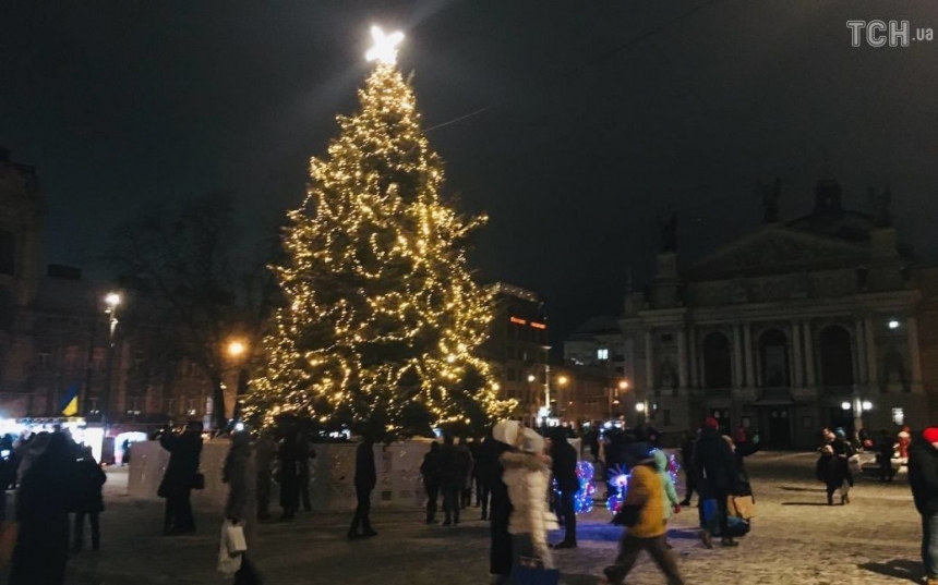 Во Львове «зажгли» новогоднюю елку (фото)