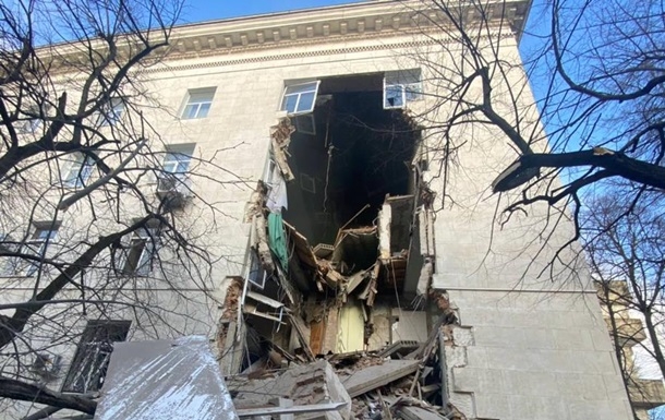 Враг вновь вновь обстрелял здание Херсонской ОВА (фото)