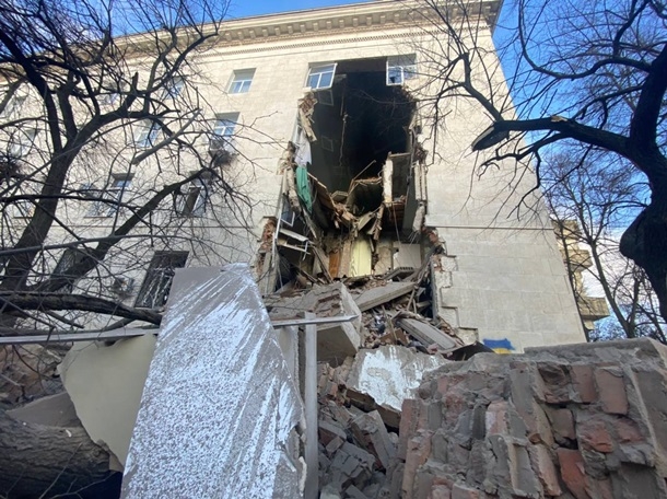 Враг вновь вновь обстрелял здание Херсонской ОВА (фото)