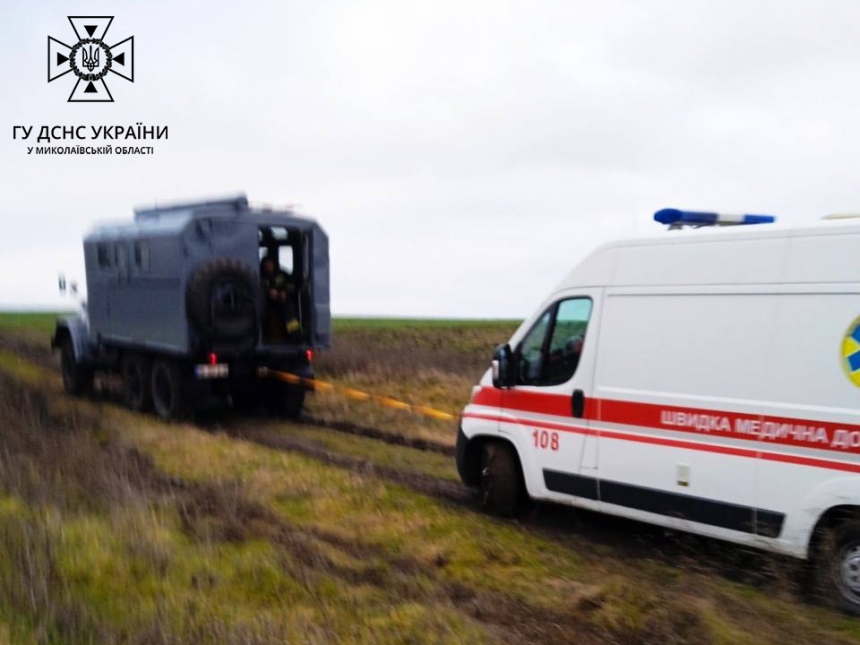 У Миколаївській області «швидка» застрягла у багнюці – допомогли рятувальники