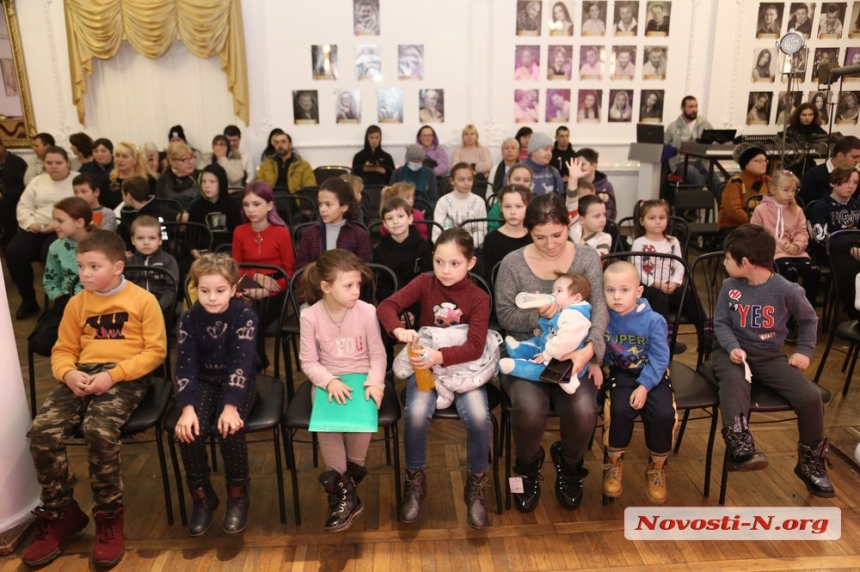 В Николаевском театре устроили День Святого Николая: волшебником для детей мог стать каждый (фото, видео)