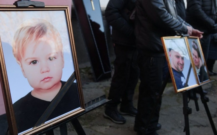 В Кривом Роге похоронили молодую семью с 1,5-летним сыном, которые погибли от российской ракеты (фото)