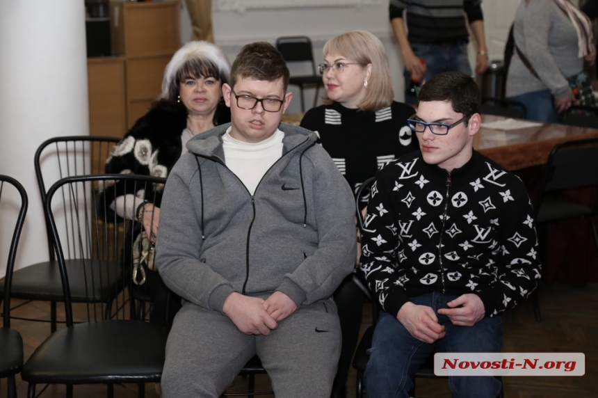 У Миколаївському театрі подарували свято дітям із особливими потребами (фоторепортаж)