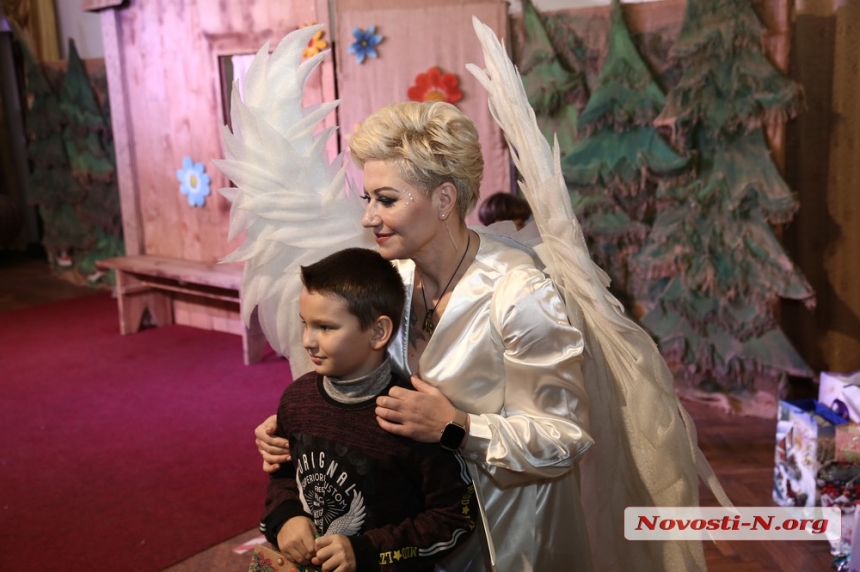 У Миколаївському театрі подарували свято дітям із особливими потребами (фоторепортаж)