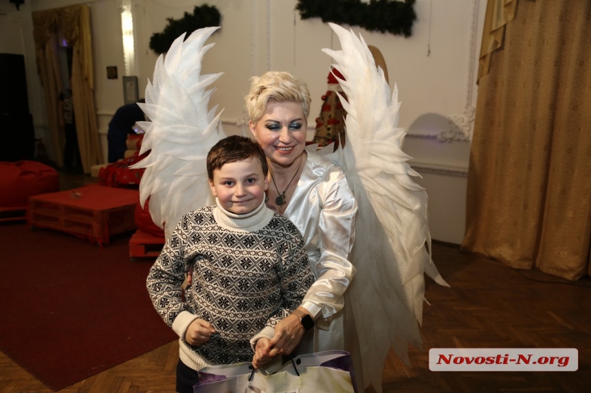 В Николаевском театре подарили праздник детям с особенными потребностями (фоторепортаж)