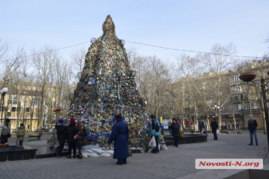 З молитвами та побажаннями перемоги: як миколаївці прикрасили головну ялинку міста (фоторепортаж)