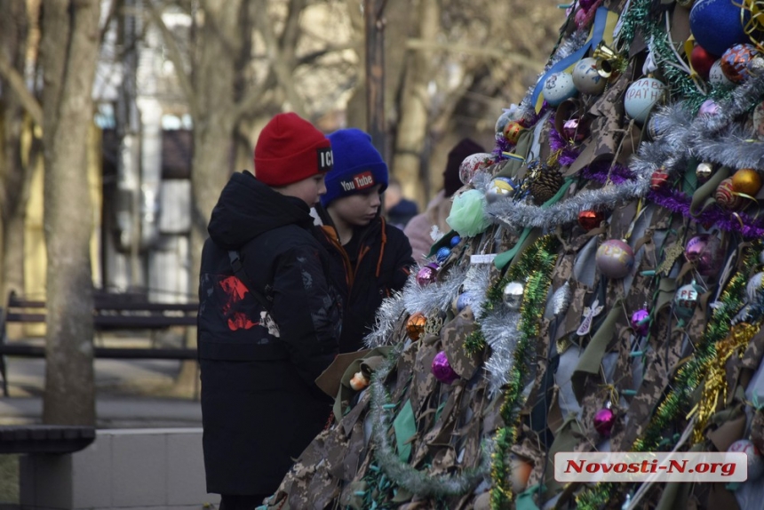 З молитвами та побажаннями перемоги: як миколаївці прикрасили головну ялинку міста (фоторепортаж)