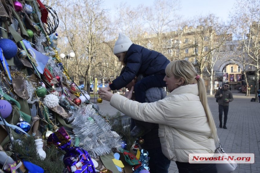 З молитвами та побажаннями перемоги: як миколаївці прикрасили головну ялинку міста (фоторепортаж)