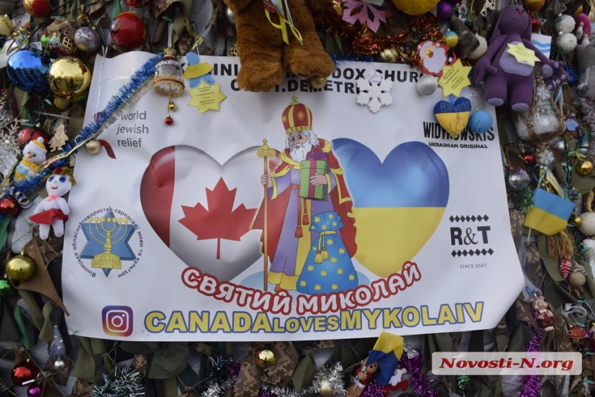 С молитвами и пожеланиями победы: как николаевцы украсили главную елку города (фоторепортаж)