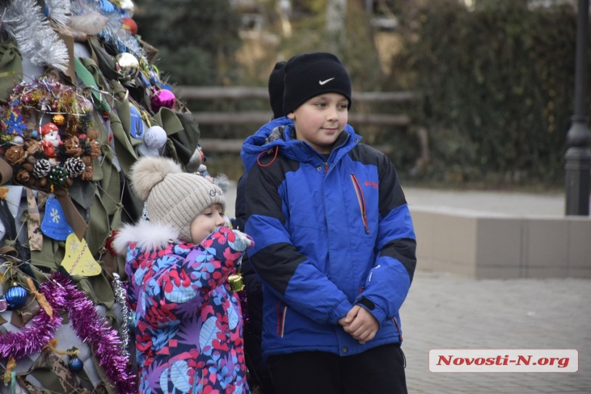 З молитвами та побажаннями перемоги: як миколаївці прикрасили головну ялинку міста (фоторепортаж)