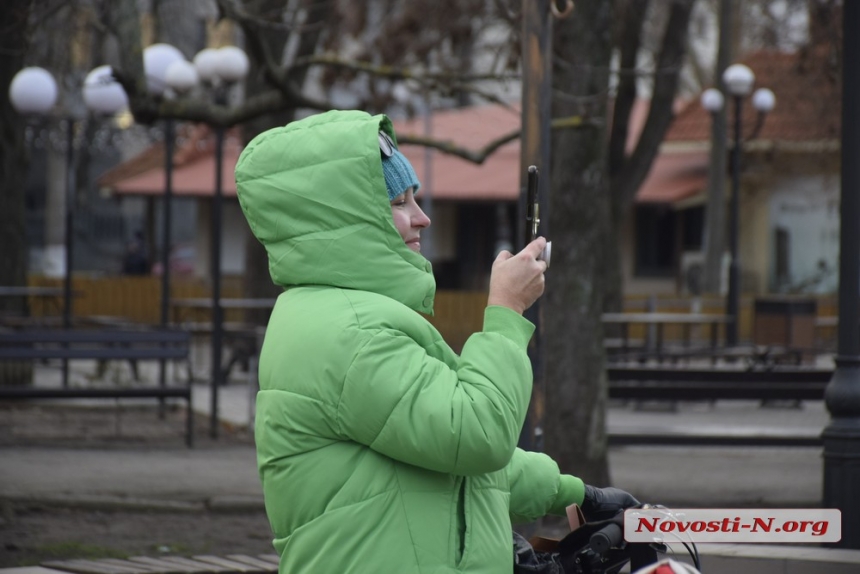 З молитвами та побажаннями перемоги: як миколаївці прикрасили головну ялинку міста (фоторепортаж)