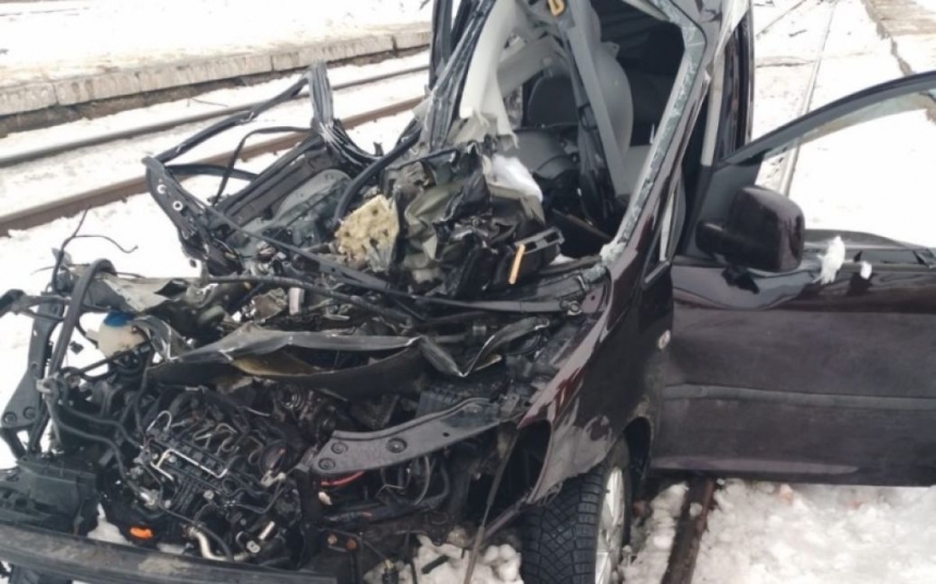 У Львівській області зіткнулися автомобіль та пасажирський потяг: загинув водій і його 8-річна дочка