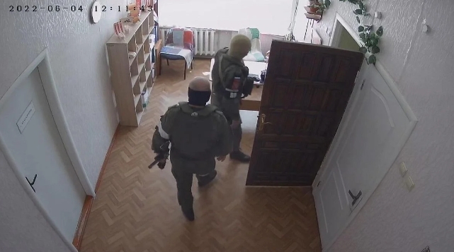 Окупанти зі зброєю увірвалися до дитбудинку на Херсонщині: викрадають дітей