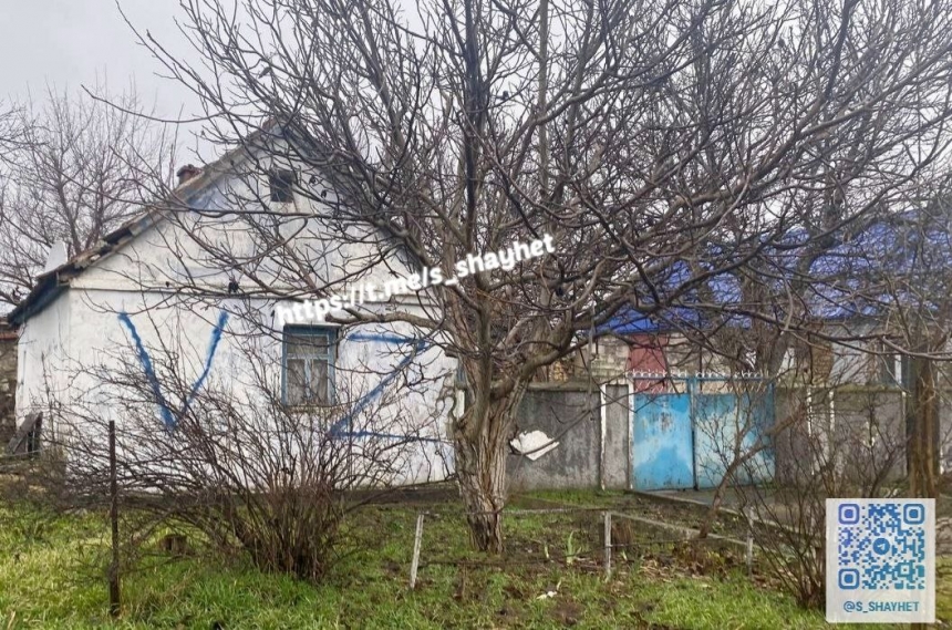 У Миколаївській області «жартівник» змалював ворота та будинки односельців символікою «російського світу»