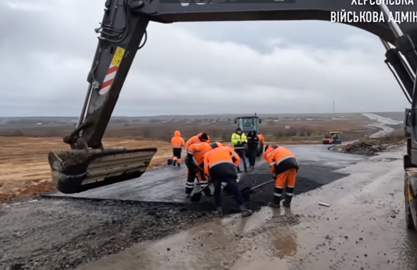 Появилось видео, как ремонтируют трассу на Николаев