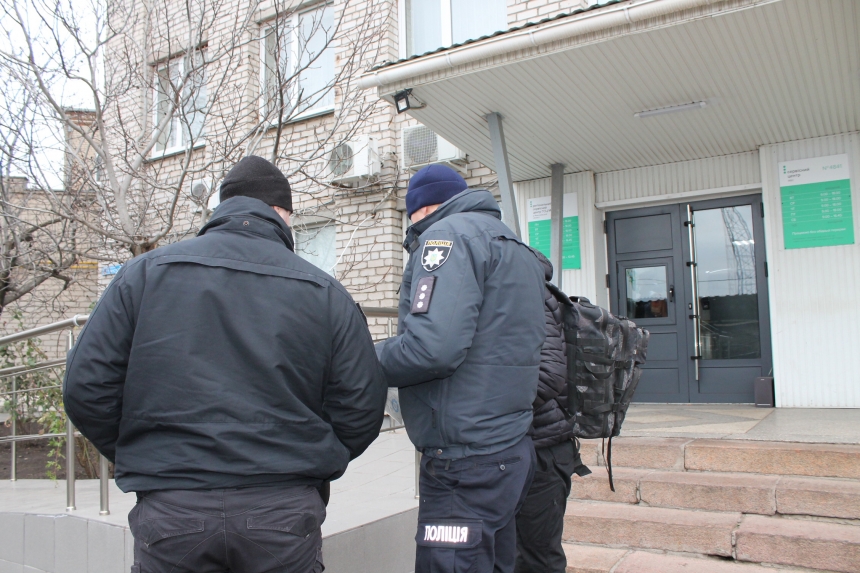 Житель Миколаєва, який перебуває у розшуку, захотів скласти іспит на знання правил дорожнього руху