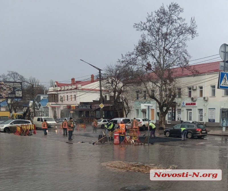 В центре Николаева кладут асфальт во время дождя (фото)