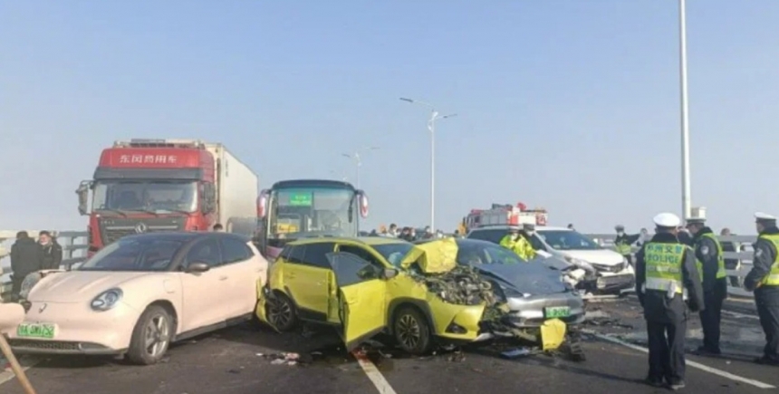 В Китае на трассе столкнулись более 200 авто (видео)