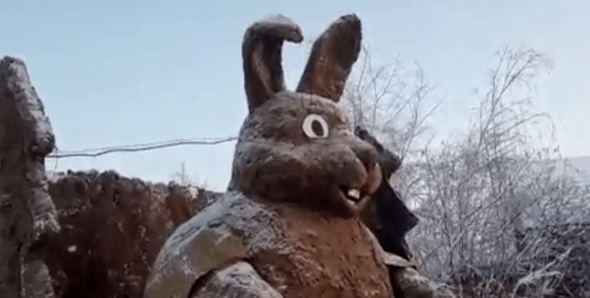Символ года: в России слепили двухметровую скульптуру кролика из навоза (видео)