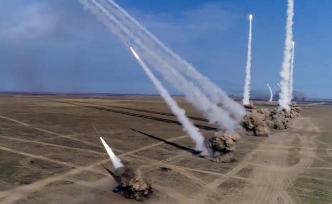 Ворог почав обстріл українських міст з моря та повітря: очікується до 100 ракет