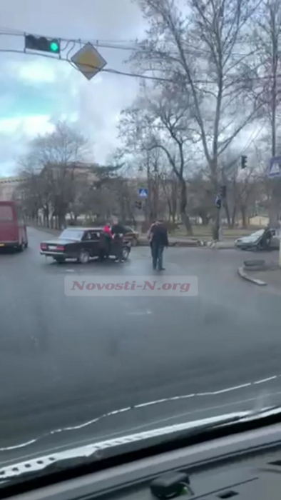 В центре Николаева столкнулись «Жигули» и «Ланос» (видео)