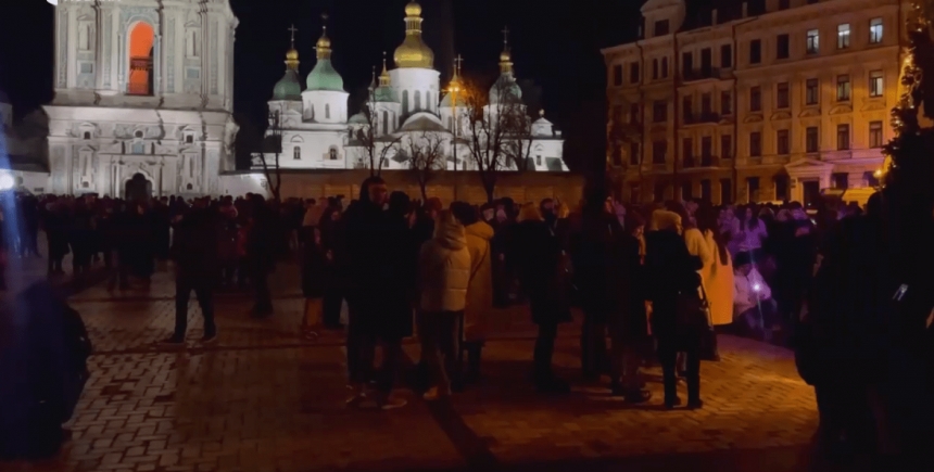 Мешканці та гості Києва зібралися біля новорічної ялинки на Софіївській площі (відео)
