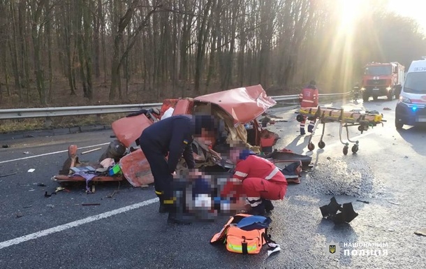 На Вінниччині зіткнулися ВАЗ та вантажівка: загинули двоє людей