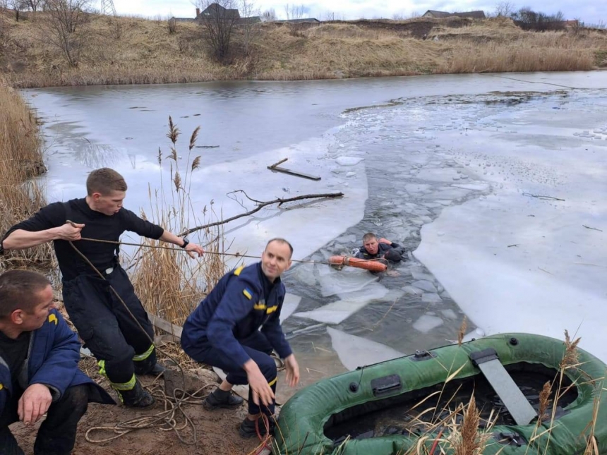В Волынской области на льду погиб ребенок, еще двоих вытащили из воды спасатели