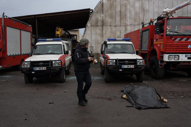 Россияне снова обстреляли пожарную часть в Херсоне - есть погибший и пострадавшие