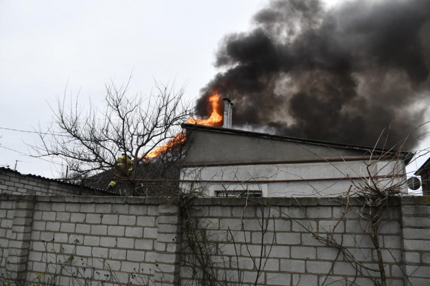 Пожар на крыше жилого дома