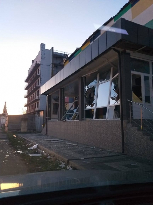 У ОП показали фото наслідків масштабного обстрілу Очакова: пошкоджено 100 будинків