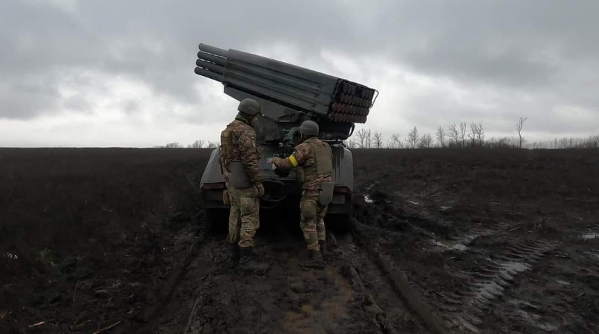 На Донбасі ворог наступає на трьох напрямках і зазнає втрат під Херсоном, - Генштаб