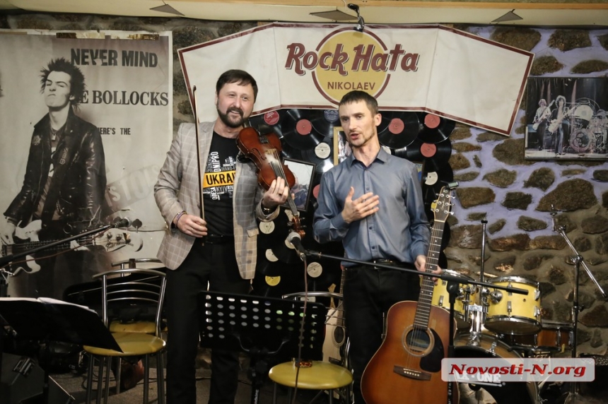 Николаевские артисты в «Рок-Хате» показали «Cocktail Mix» (фото, видео)