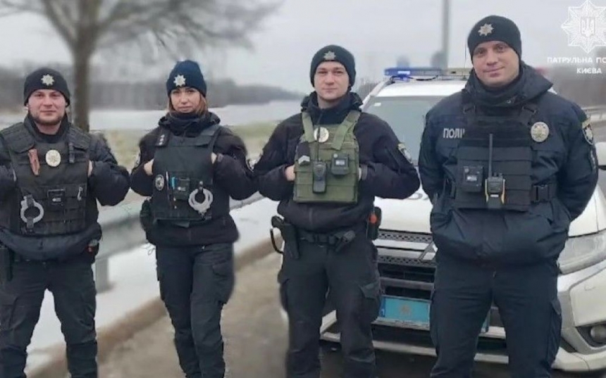 В Киеве патрульные спасли мужчину, пытавшегося прыгнуть с моста (видео)