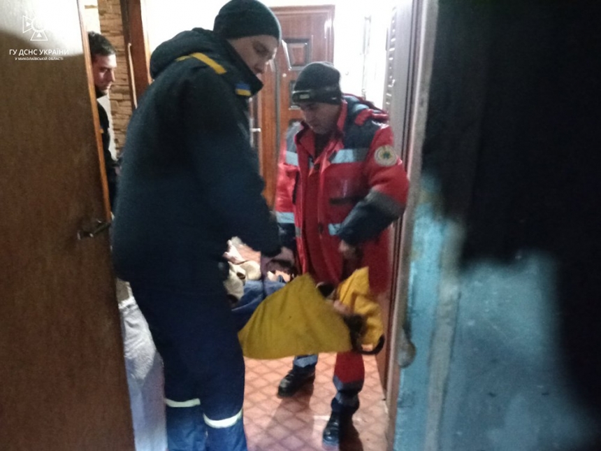 В Очакове спасатели помогли медикам транспортировать лежачего больного