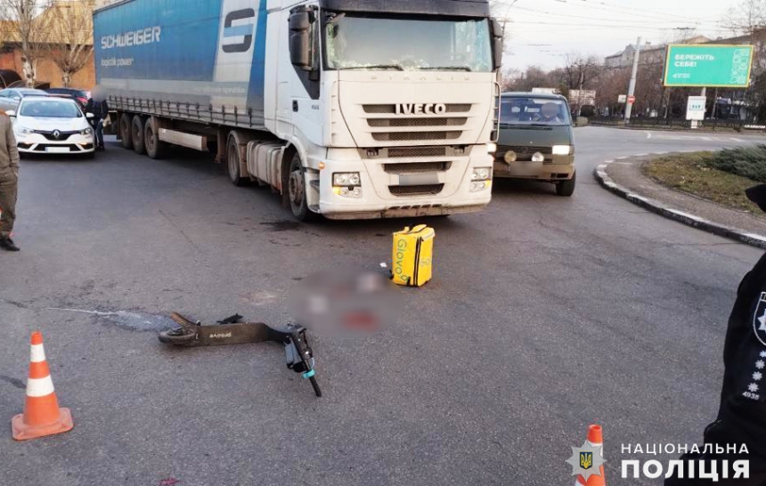 У Миколаєві вантажівка збила кур'єра на електросамокаті: потерпілого відвезла «швидка»