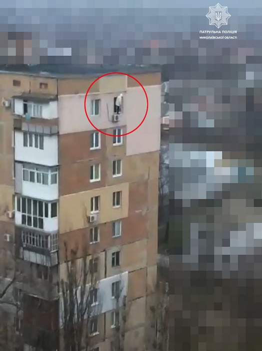 У Миколаєві патрульні врятували жінку, яка мала намір ступити з карнизу на 9-му поверсі (фото)