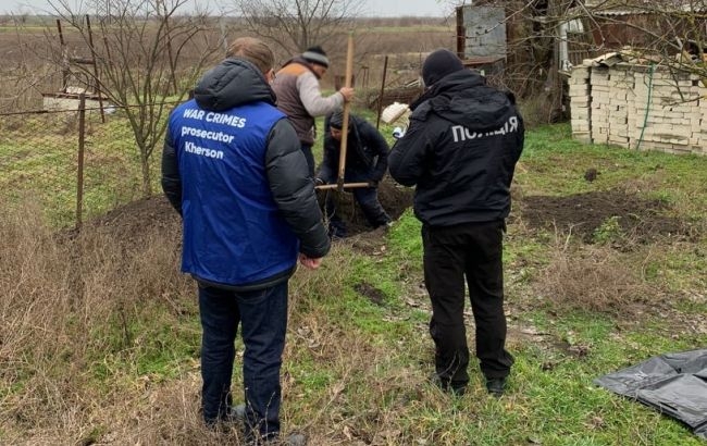 На кордоні Миколаївської та Херсонської області ексгумували тіла трьох мирних жителів