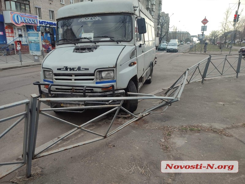 В центре Николаева пьяный водитель на ЗИЛе врезался в «Мерседес»