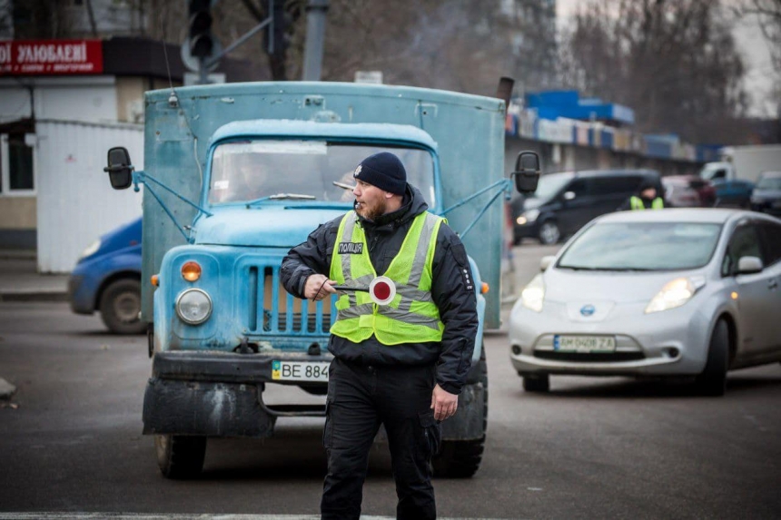 На аварийно-опасные перекрестки Николаева выводят дополнительные экипажи патрульных