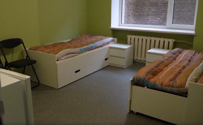В Николаеве Дания и США помогли обустроить комнаты для горожан, потерявших жилье из-за обстрелов (видео)