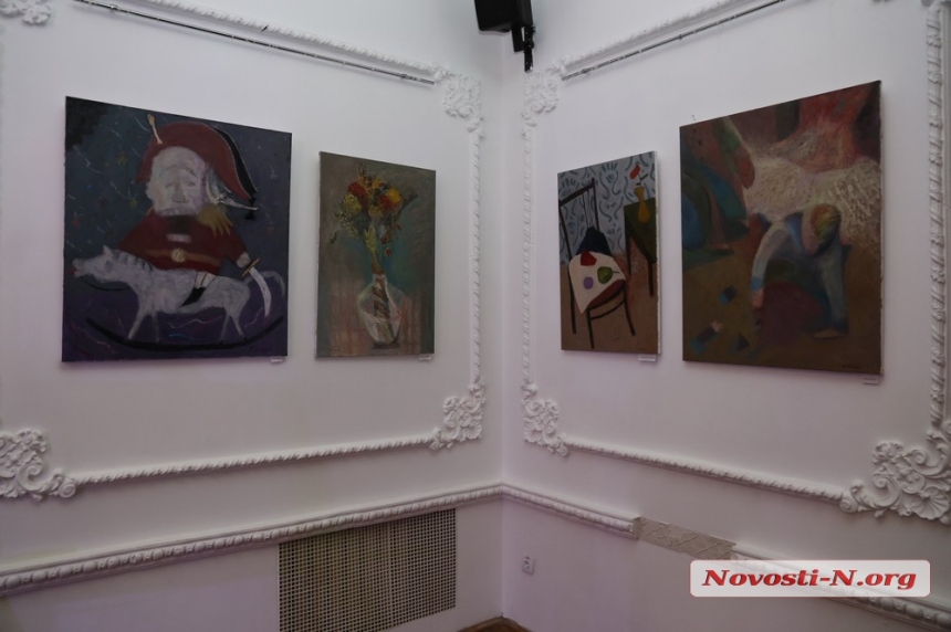 У Миколаївському театрі відкрилася виставка абстрактних полотен Олексія Свічкаренка (фоторепортаж)