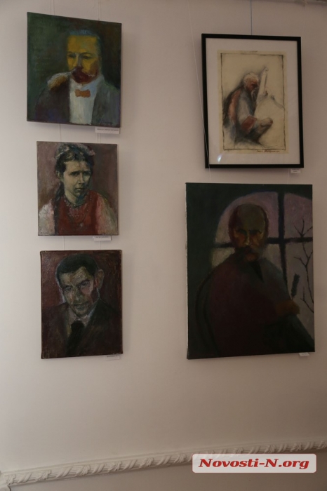 У Миколаївському театрі відкрилася виставка абстрактних полотен Олексія Свічкаренка (фоторепортаж)