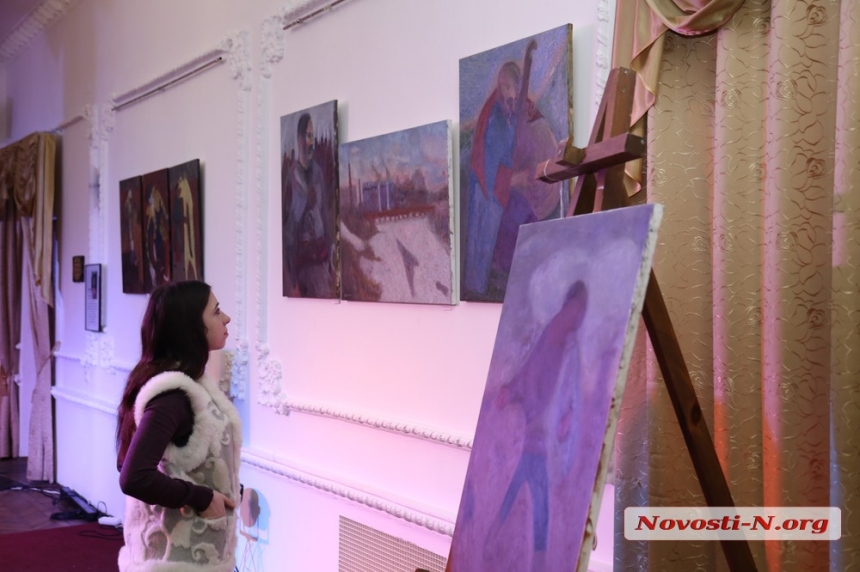 В Николаевском театре открылась выставка абстрактных полотен Алексея Свичкаренко (фоторепортаж)
