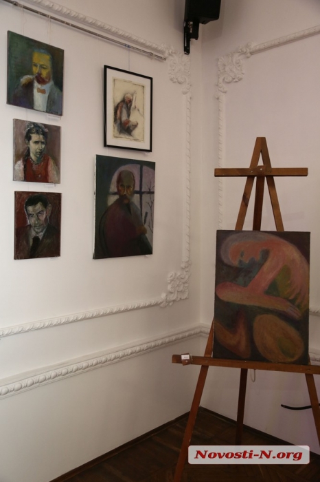 В Николаевском театре открылась выставка абстрактных полотен Алексея Свичкаренко (фоторепортаж)