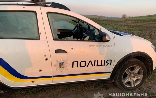 Автомобіль миколаївських поліцейських потрапив під обстріл: одна людина загинула, 4 - тяжко поранені