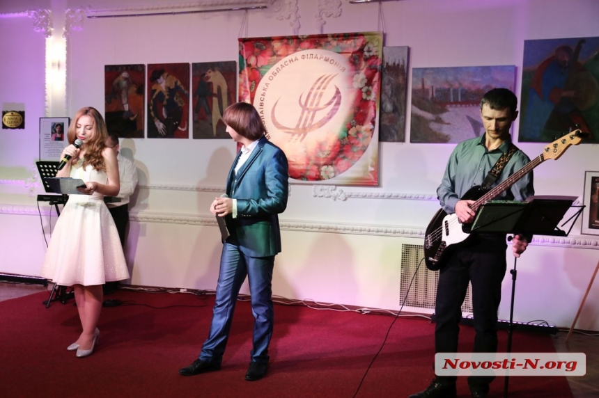 У Миколаєві артисти філармонії подарували музичний подарунок на День Обіймів (фоторепортаж)