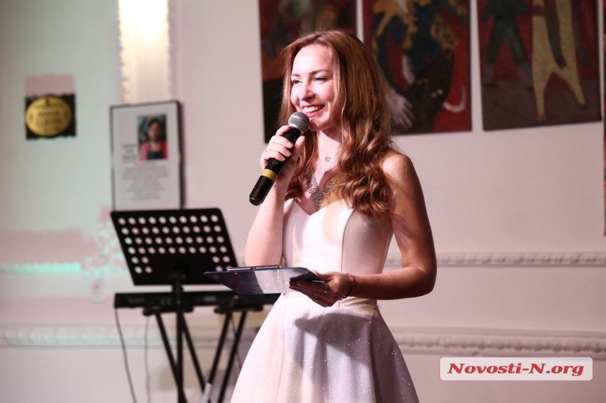 У Миколаєві артисти філармонії подарували музичний подарунок на День Обіймів (фоторепортаж)