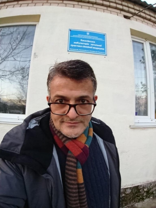 В Николаеве врач из Сирии во время войны продолжает принимать пациентов и учит украинский язык