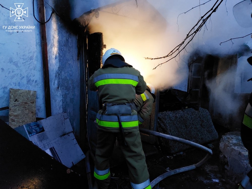В селе под Баштанкой горел жилой дом: тушили при помощи трактора